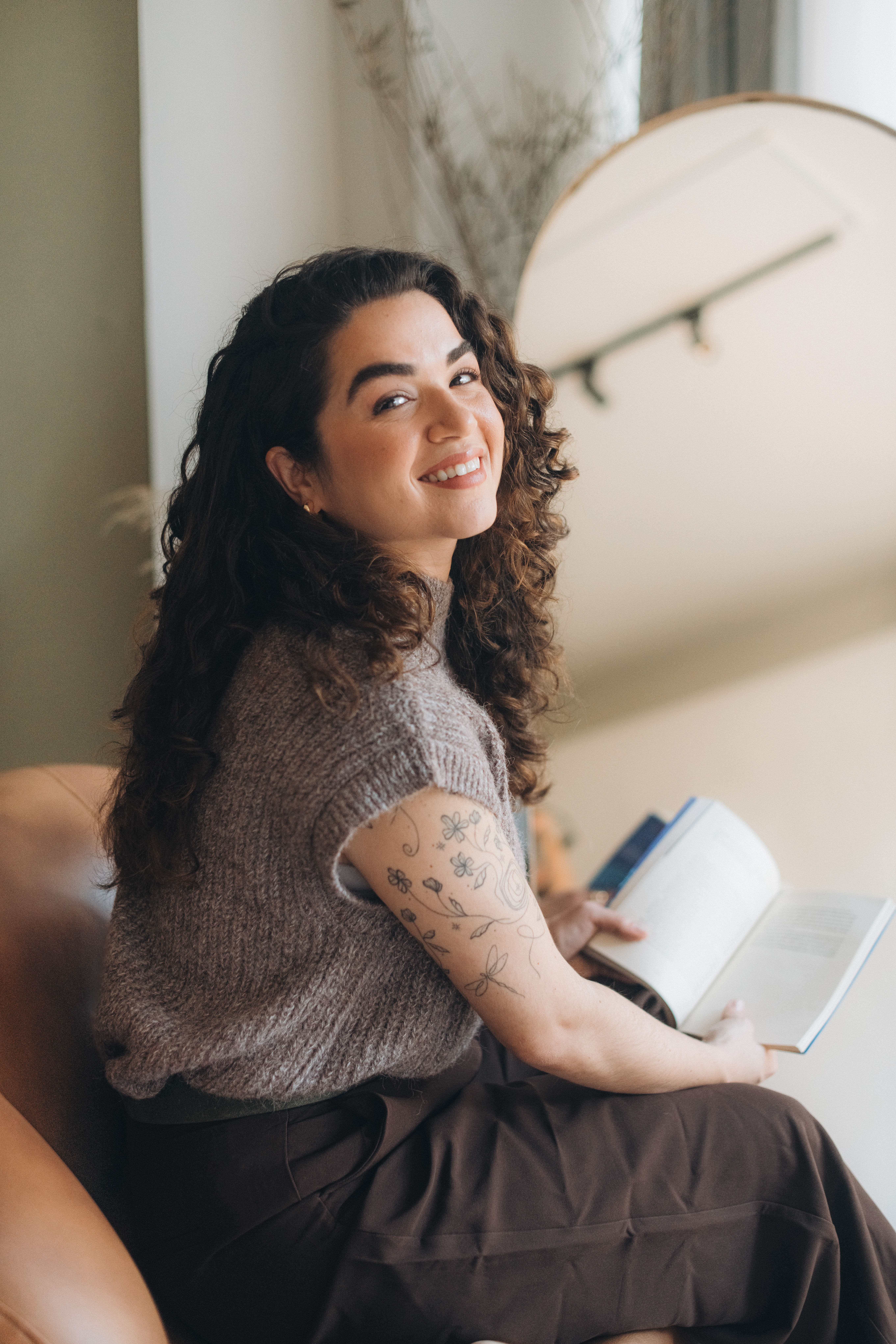 Dra. Mayara Desiderati lendo um livro